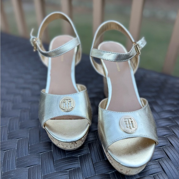 Tommy Hilfiger Gold WedgeHeels size 8.5 - Picture 2 of 9